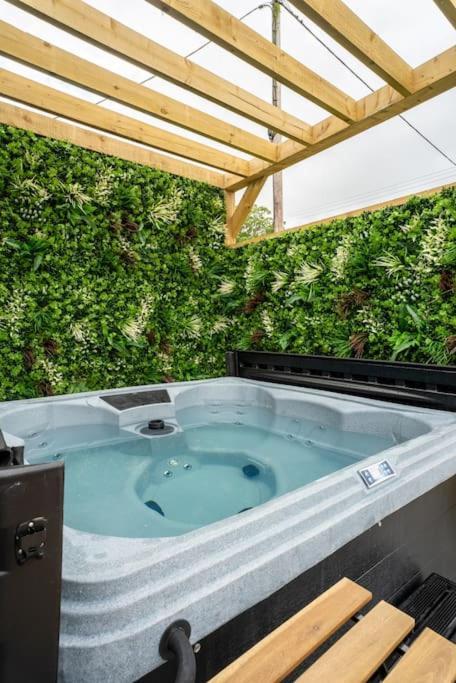 Cottage With Hot Tub Near Knockhill Saline Екстер'єр фото